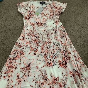 Size 8 pretty floral dress new with tag
